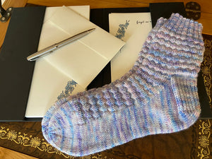 Crunkled Socks キット -hand dyed yarn- （PDF版日本語文章パターン付き）
