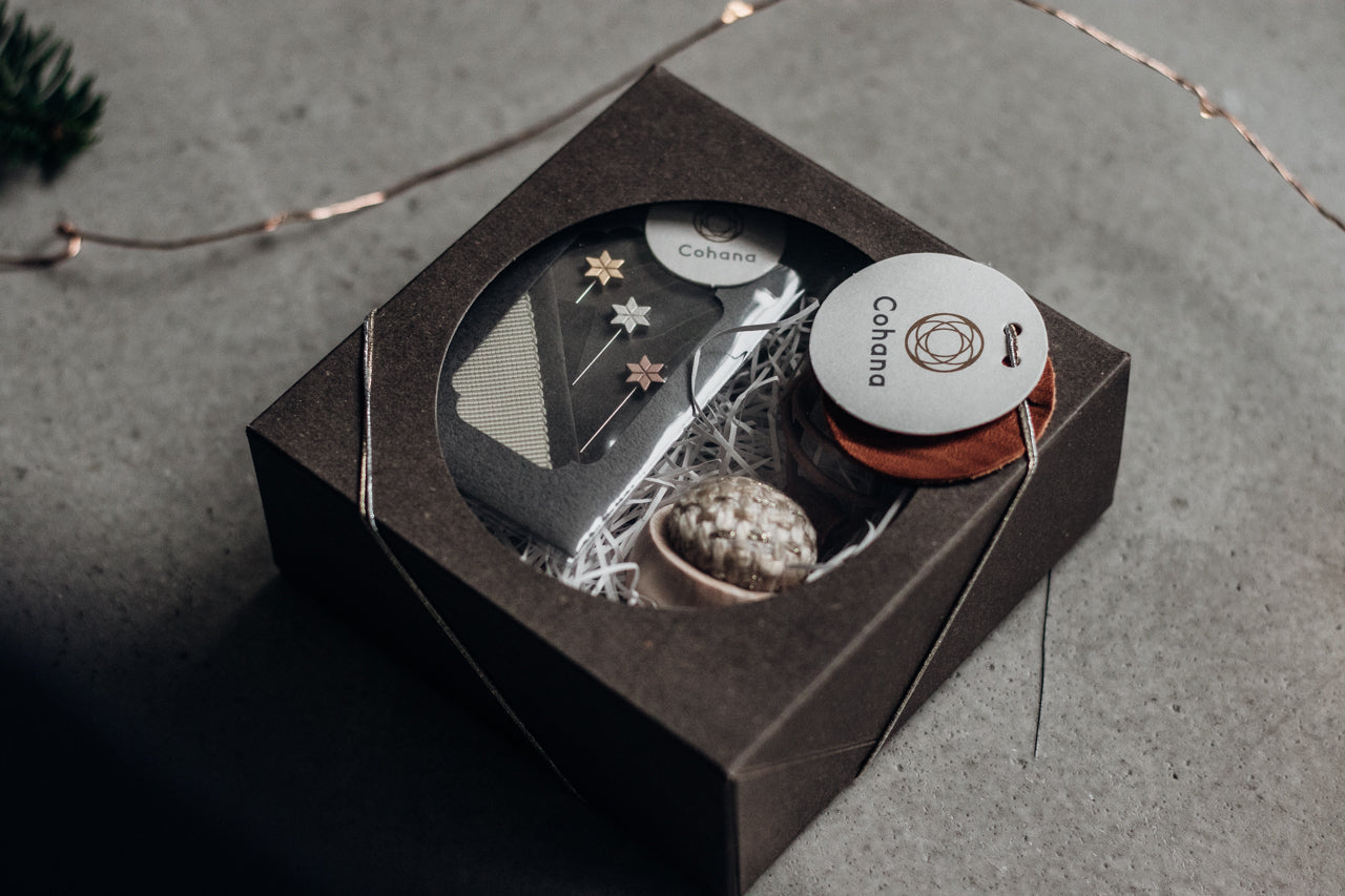 cohana Holiday Exclusive Item - Star Marking Pin and Tweed Pincushion Necklace